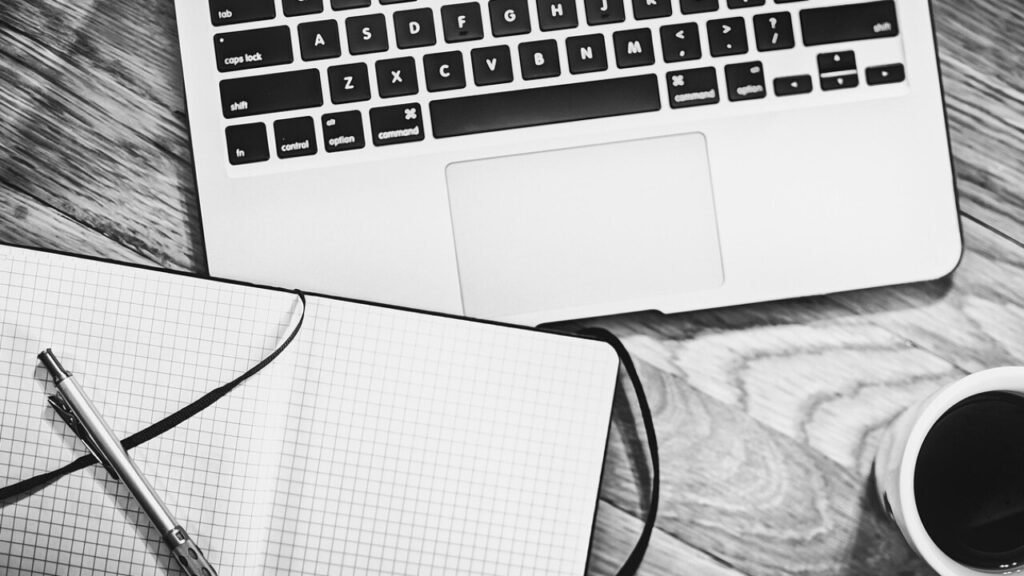Poster blanco y negro gratis en PDF – descarga e imprime fácilmente